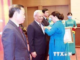 Trao Huân chương Lao động cho các cán bộ lãnh đạo Quốc hội