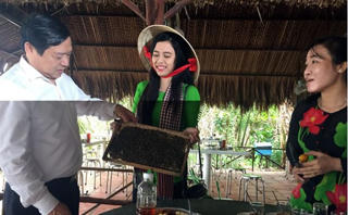 Chủ tịch Hội NDVN 'trải nghiệm' mô hình du lịch sinh thái của nông dân Tiền Giang