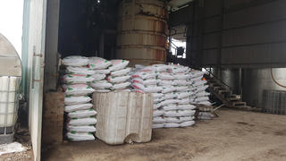 Hoảng hồn cơ sở sản xuất, lưu giữ hóa chất ven sông Đuống