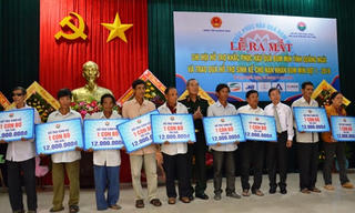 240 triệu đồng hỗ trợ sinh kế cho nạn nhân bom mìn