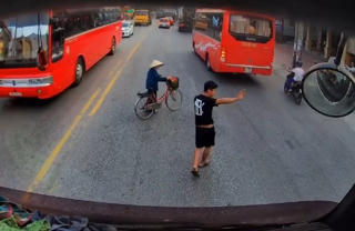 [VIDEO] Hành động đẹp và nhân văn của tài xế container được dân mạng ca ngợi