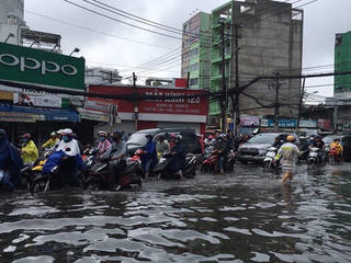 Sáng nay TP HCM nhiều nơi ngập sâu, kẹt xe kinh hoàng