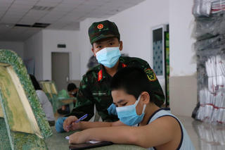 Giúp trẻ học chữ trong khu ‘tạm cư’