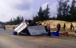 Xe tải lật trên đường ven biển, 3 người thương vong