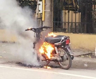 Người đốt xe máy khi 'xin' cảnh sát bất thành bị tạm giữ