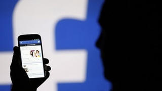 Con gái nghiện điện thoại, bố mẹ phải đánh thuốc mê đưa đi viện tâm thần