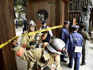 Đền Yasukuni nổi tiếng của Nhật Bản rung chuyển vì bom