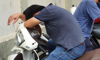 [ẢNH] Thi Tốt nghiệp THPT: Phụ huynh ngủ gục bên ngoài điểm thi
