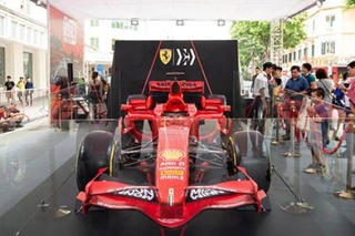 Chiêm ngưỡng siêu xe F1 của Ferrari ở phố đi bộ Hồ Gươm