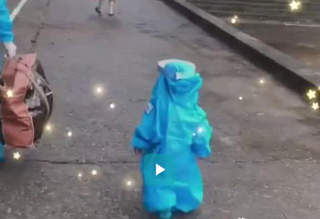 Bé trai 3 tuổi mắc ung thư tung tăng trở về nhà sau 28 ngày cách ly