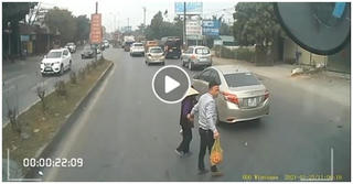 [VIDEO]: Hình ảnh dừng xe dắt cụ bà nhận ‘mưa tim’ từ cư dân mạng 