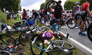 Bắt nữ cổ động viên gây tai nạn liên hoàn ở Tour de France
