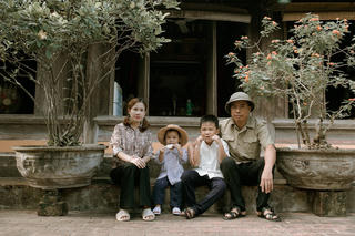 Bộ ảnh gia đình gây sốt: 'Tấm vé thông hành' giúp con trưởng thành