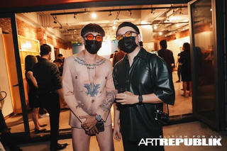 Wowy bị chỉ trích vì diện trang phục cơ thể đàn ông khỏa thân