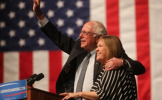 Bầu cử Tổng thống Mỹ: Bernie Sanders lại vượt mặt Hillary Clinton