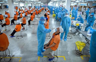 Tìm cách khôi phục thị trường lao động