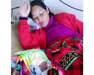 Lái xe và người nhà đỡ đẻ cho sản phụ trong xe taxi