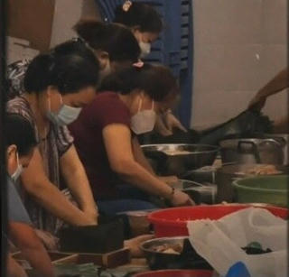 Xúc động hình ảnh người dân TP HCM sum vầy gói bánh chưng đón Tết