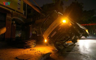 Xe chở sắt bất ngờ lật nghiêng, đè vào dây điện gây cháy lớn