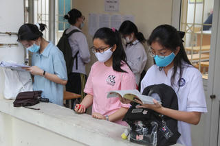 Học sinh ngóng thông tin tuyển sinh vào lớp 10