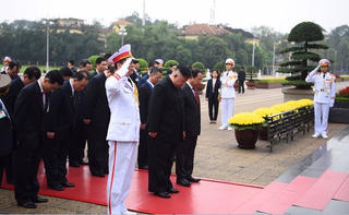 [ẢNH] Chủ tịch Triều Tiên Kim Jong-un vào lăng viếng Chủ tịch Hồ Chí Minh