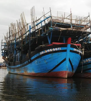 Ngư dân giải cứu tàu câu mực bị cháy trên vùng biển Trường Sa