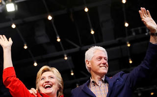 Gia đình Clinton và những lần thoát án ngoạn mục