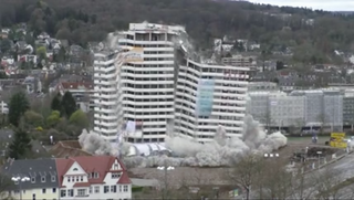 Tòa nhà cao 60 m tan thành tro bụi trong vài giây