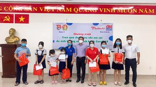 Báo Đại Đoàn Kết trao quà cho trẻ em mồ côi vì Covid-19 tại TP HCM