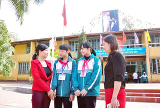 Hai học sinh nhặt được 10 triệu đồng trả lại người bị rơi