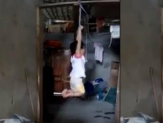 Bé gái 5 tuổi bị treo lên xà nhà vì nghi uống trộm sữa