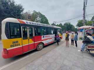 Xe buýt Hoa Dũng đón, trả khách tại nơi không có biển báo, vạch kẻ đường
