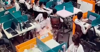 Sốc với clip smartphone bất ngờ bốc cháy trong túi người dùng