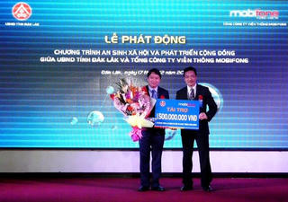 Hơn 1,5 tỷ đồng hỗ trợ học sinh nghèo và gia đình khó khăn tại Đắk Lắk