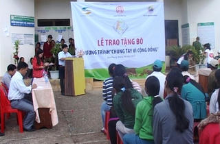 Chi nhánh Viettel Kon Tum trao tặng bò cho người nghèo tại xã Ngọc Tem