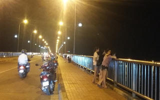 Vô tư dừng, đậu xe máy trên cầu Nhật Lệ