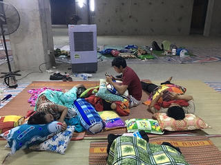 Đêm trắng của cư dân vụ cháy Carina Plaza