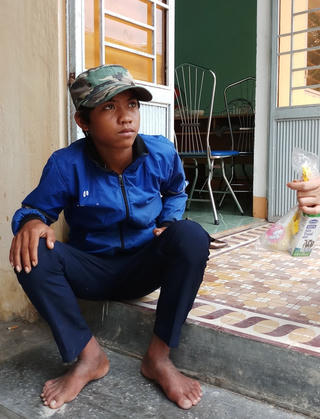 Phát hiện một thiếu niên đi lạc không biết đường về