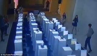 Mải chụp selfie, phá huỷ tác phẩm nghệ thuật trị giá 200.000 USD