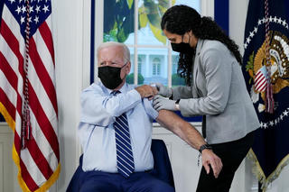 Tổng thống Mỹ Joe Biden tiêm mũi vaccine Covid-19 tăng cường