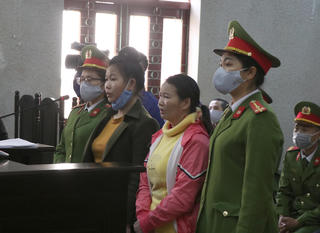 Lại hoãn xét xử mẹ nữ sinh giao gà và đồng phạm