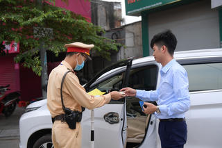 Dán thông báo ‘phạt nguội’ lên kính: Quy định mới cần được chấp hành
