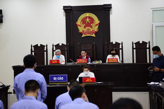 Bất ngờ hoãn xét xử vụ 4 cựu thanh tra ‘bảo kê logo xe vua’