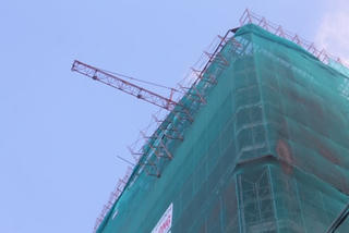 Giàn giáo sập lơ lửng trên đầu người đi đường