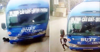 Cú bẻ lái kịp thời giúp bé trai thoát chết trong tích tắc