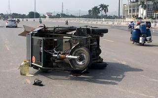 Hà Nội: Va chạm với xe ba bánh, nữ sinh nhập viện