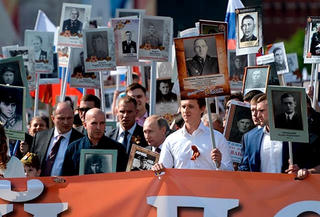 Tổng thống Putin tuần hành tưởng nhớ ‘Trung đoàn Bất tử’