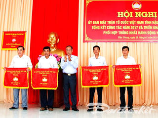 Ủy ban MTTQ Việt Nam tỉnh Hậu Giang nhận cờ thi đua xuất sắc của UBTƯ MTTQ Việt Nam