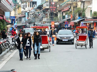 Vỉa hè bị chiếm hết, đi bộ ở đâu?