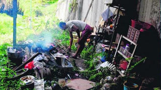 Thu nhập nghìn đô vẫn sống dưới gầm cầu